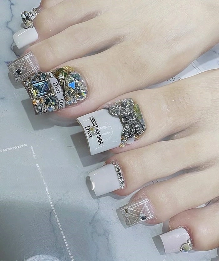 Mẫu nail Dior đẹp nhẹ nhàng