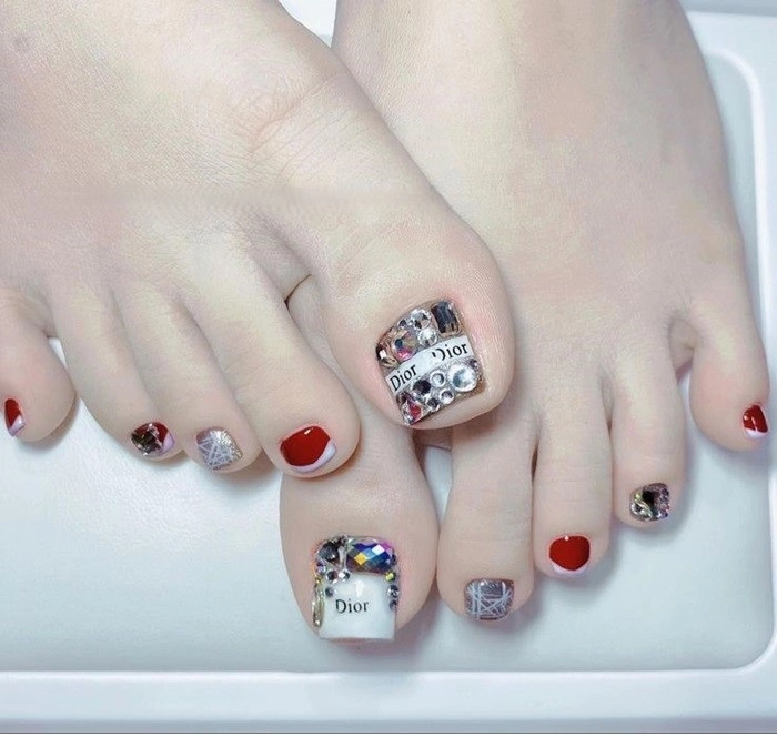 Mẫu nail Dior đẹp trẻ trung