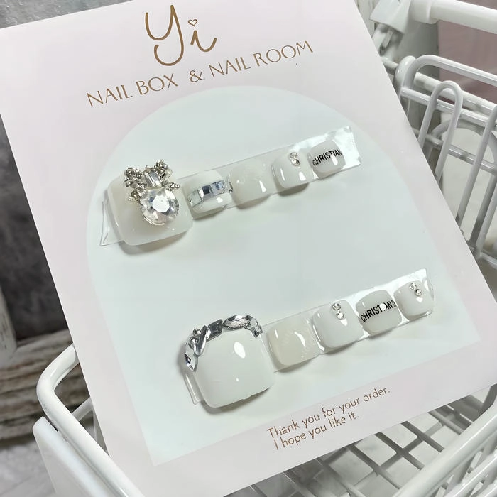 Mẫu nail box chân màu trắng