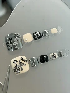 Mẫu nail box móng chân đen trắng