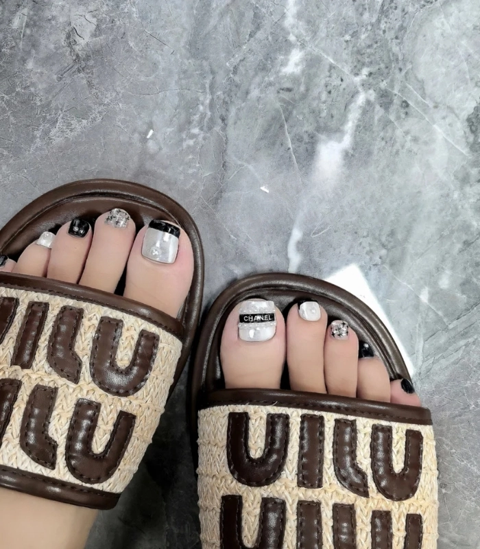 Mẫu nail chân chanel đẹp tự nhiên