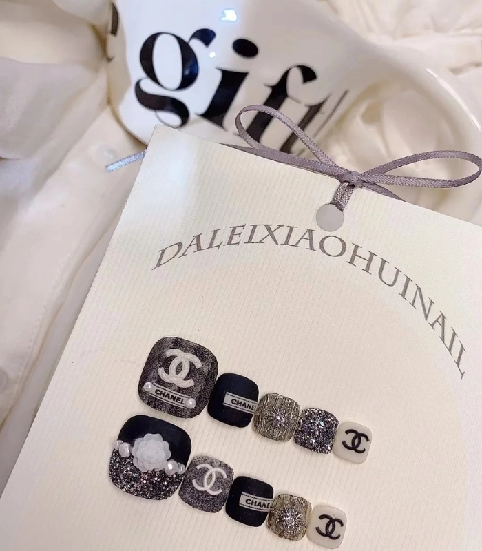 Mẫu nail chân chanel đính logo