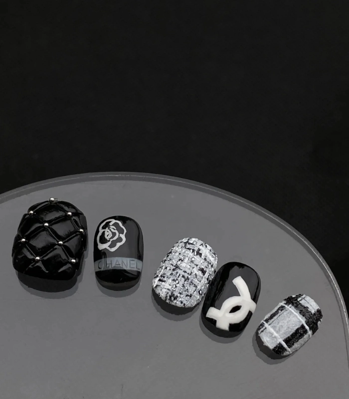 Mẫu nail chân chanel nền đen