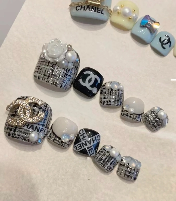 Mẫu nail chân chanel nhẹ nhàng tinh tế