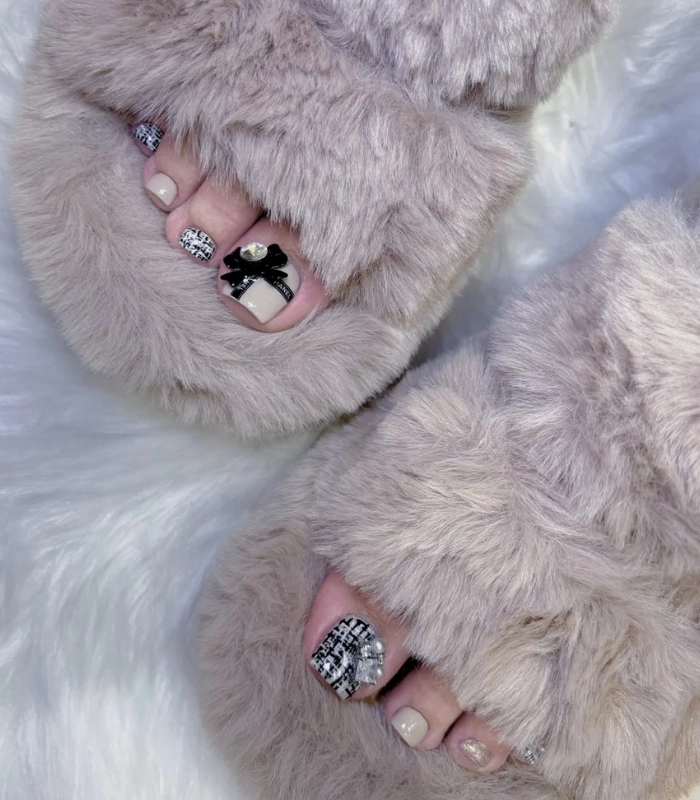 Mẫu nail chân chanel tone trầm