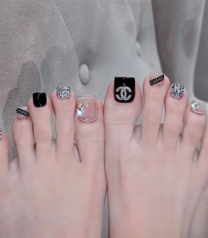Mẫu nail chân dán chanel hot trend