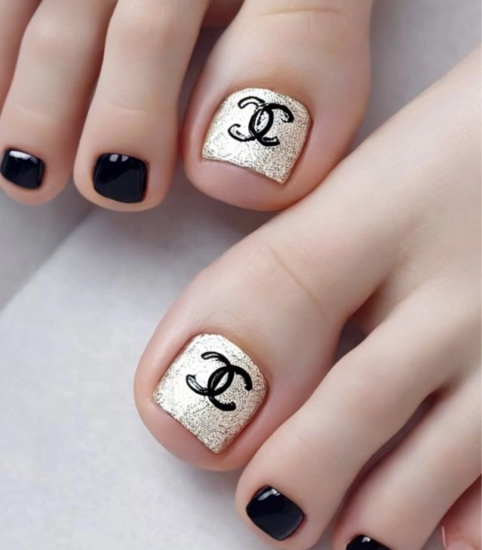 Mẫu nail chân dán chanel thời trang