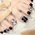 Mẫu nail chân đen đính đá cầu kỳ