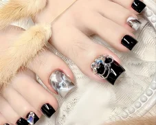 Tổng hợp 217+ mẫu nail chân màu đen đính đá sang chảnh