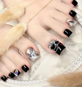 Mẫu nail chân đen đính đá cầu kỳ