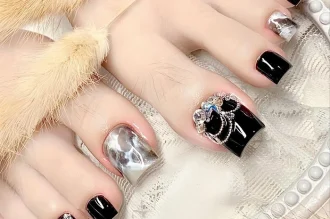 Tổng hợp 217+ mẫu nail chân màu đen đính đá sang chảnh