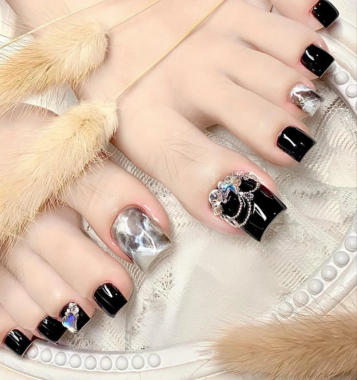 Mẫu nail chân đen đính đá nhẹ nhàng