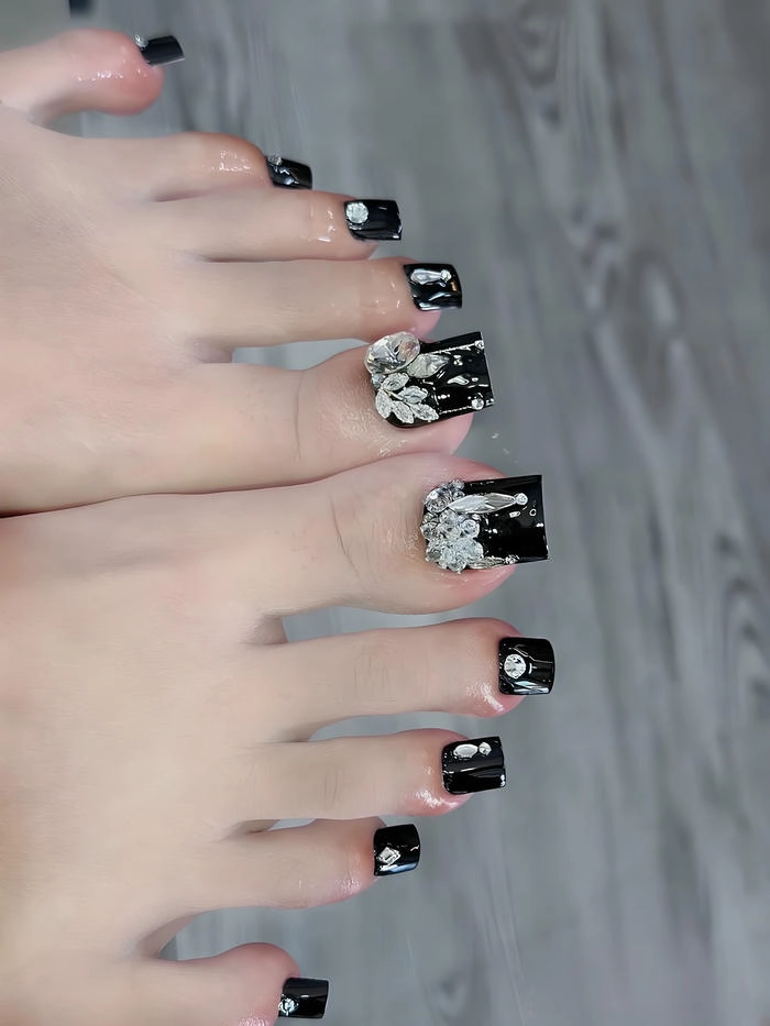Mẫu nail chân đen đính đá sang trọng