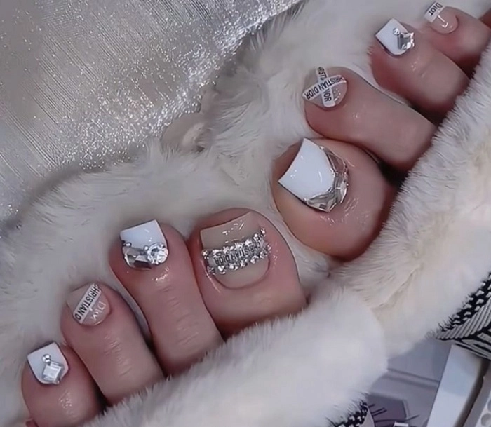 Mẫu nail chân đẹp chanel ấn tượng
