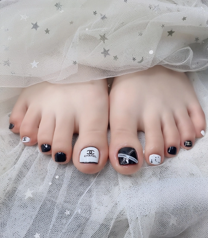 Mẫu nail chân đẹp chanel thời thượng