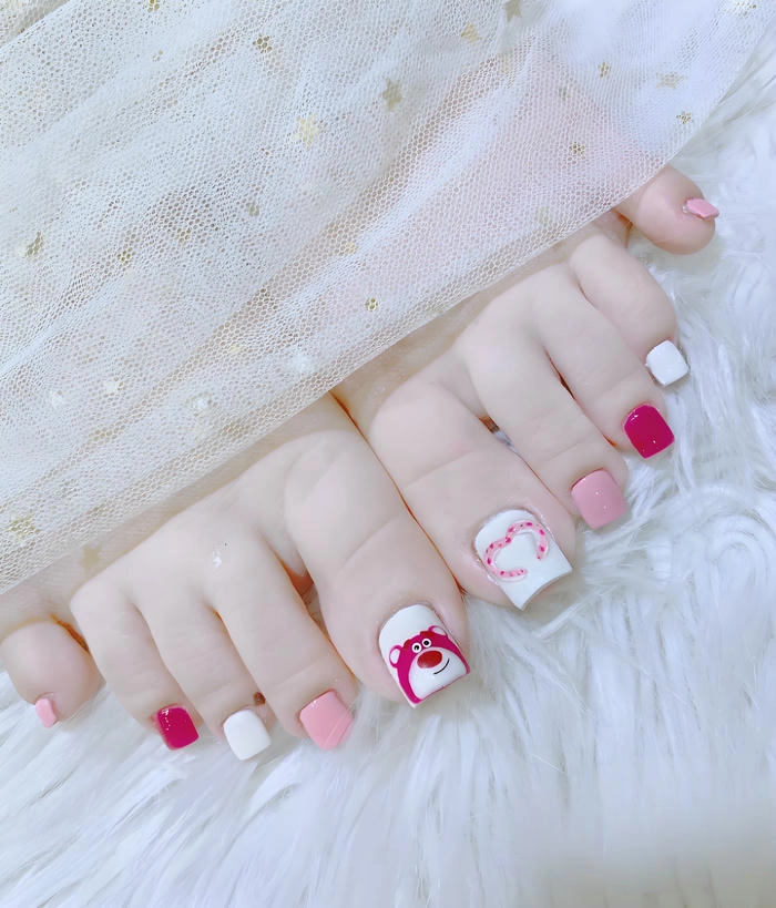 Mẫu nail chân gấu dâu cute