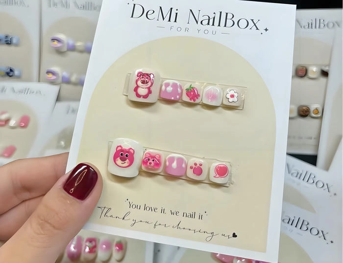 Mẫu nail chân gấu dâu đơn giản