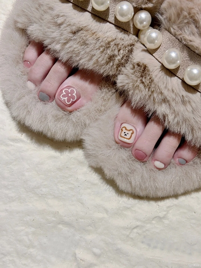 Mẫu nail chân gấu nâu cute
