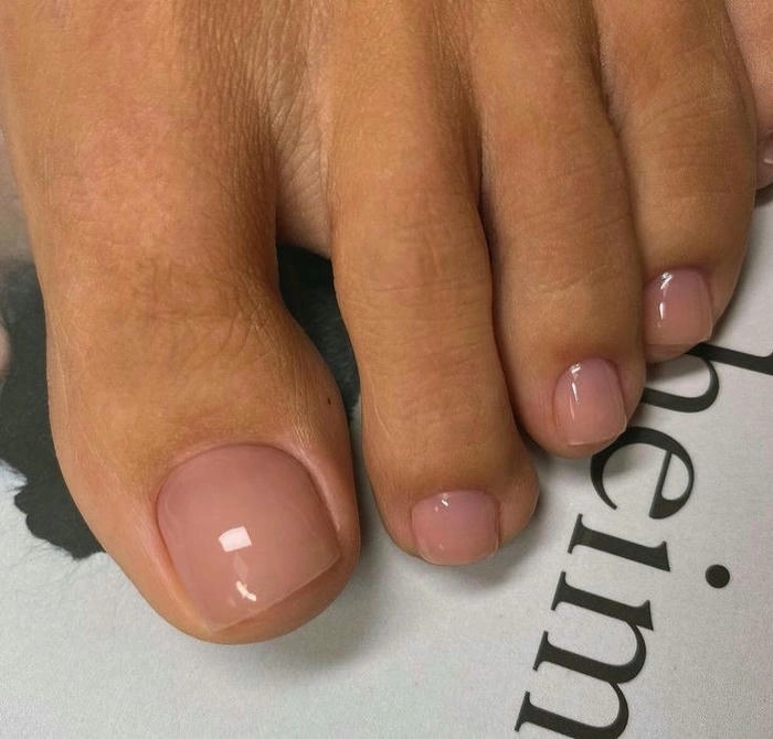 Mẫu nail chân màu nude nhẹ nhàng