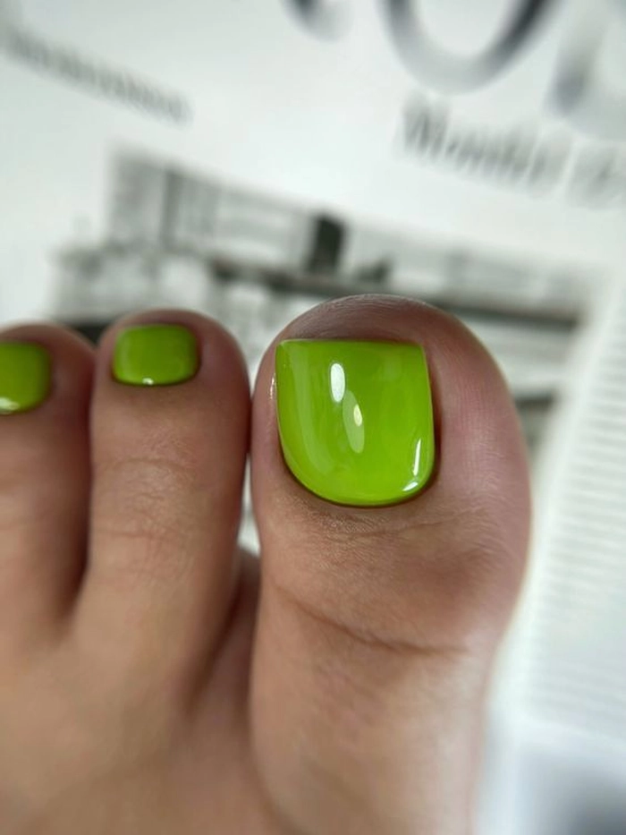 Mẫu nail chân màu xanh lá cute