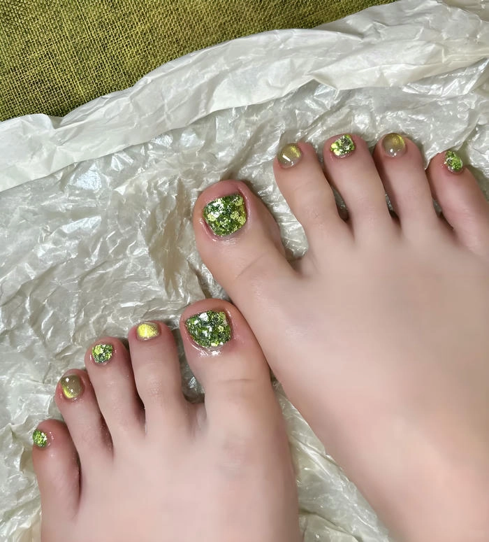 Mẫu nail chân màu xanh lá đậm