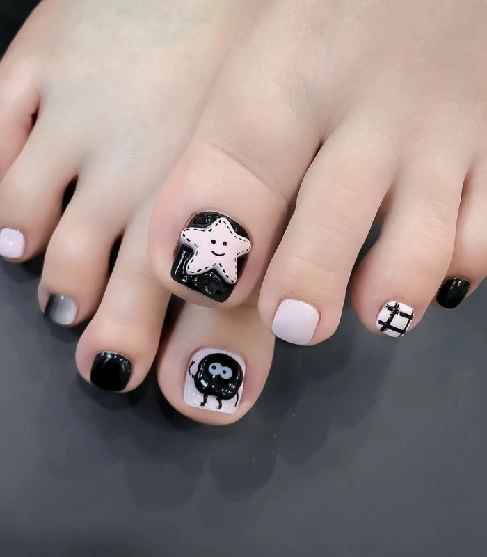 Mẫu nail chân mùa hè đính sticker tinh tế