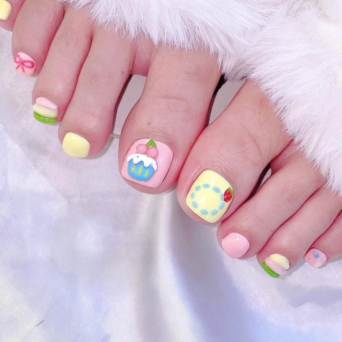 Mẫu nail chân ngắn đính đá nhỏ