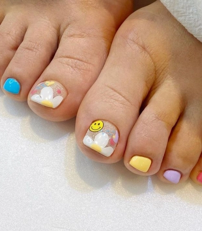 Mẫu nail chân nhiều màu hot trend