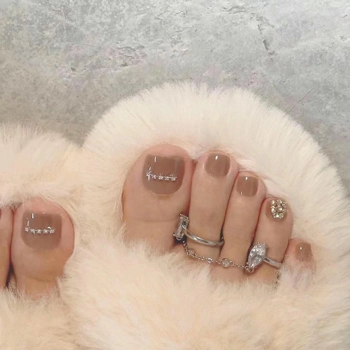 Mẫu nail chân nude đính đá