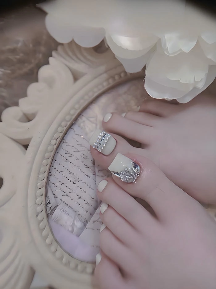 Mẫu nail chân trắng sữa đính đá