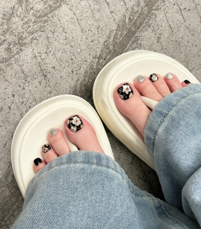 Mẫu nail chân vẽ hoa đẹp sang trọng