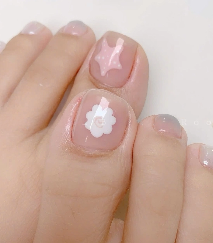 Mẫu nail chân vẽ hoa đơn giản cho người lớn tuổi
