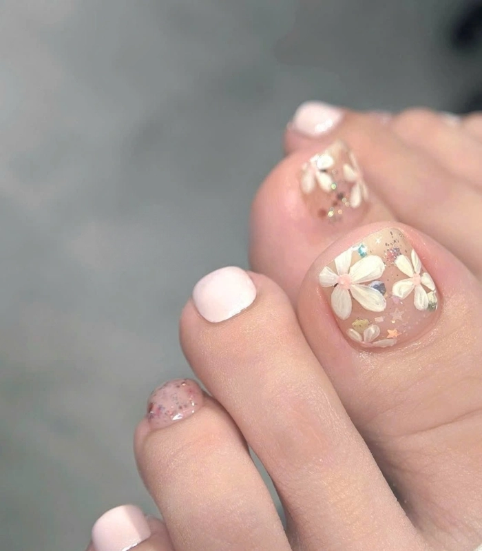 Mẫu nail chân vẽ hoa đơn giản màu be