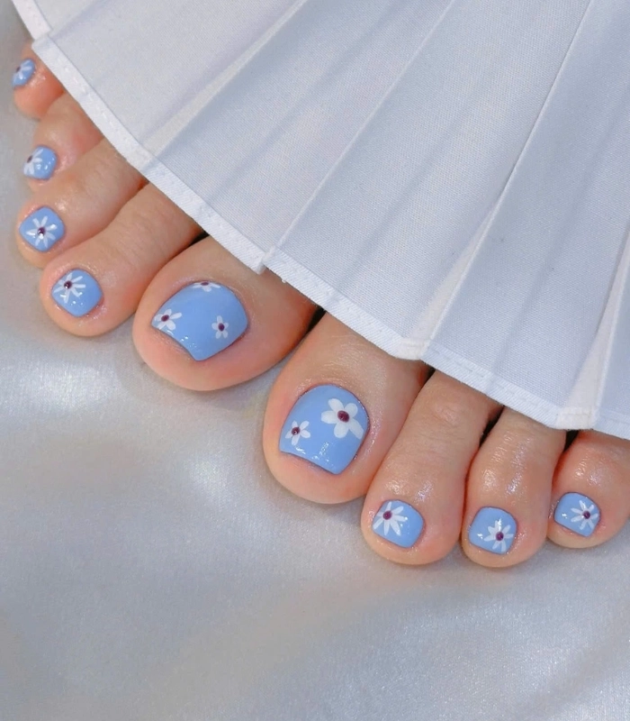 Mẫu nail chân vẽ hoa đơn giản trẻ trung