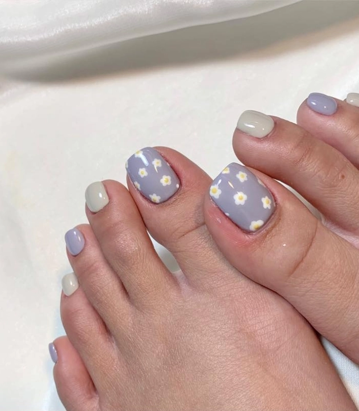 Mẫu nail chân vẽ hoa nhỏ xinh
