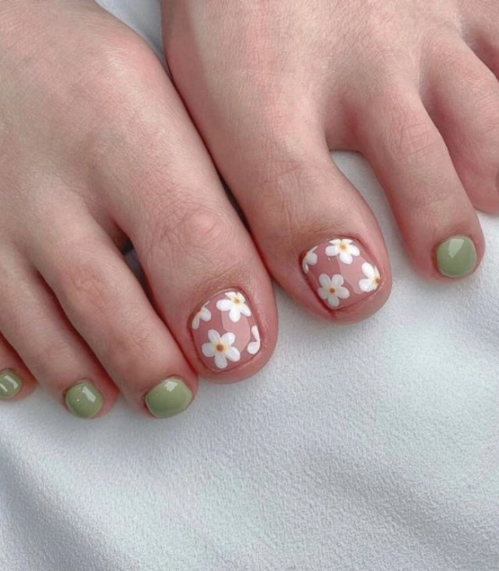 Mẫu nail chân vẽ hoa trắng đẹp