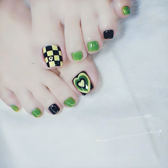 Mẫu nail chân xanh lá đơn giản