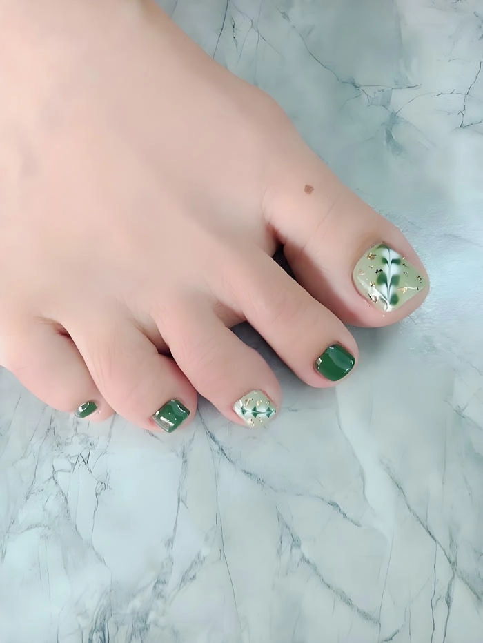 Mẫu nail chân xanh lá tone trầm