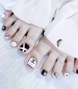 Mẫu nail chanel chân nhẹ nhàng