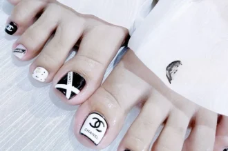 290+ mẫu nail chân Chanel xịn sò, sang chảnh từ đầu đến móng