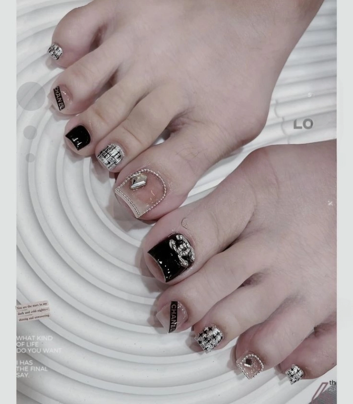 Mẫu nail chanel chân xinh xắn
