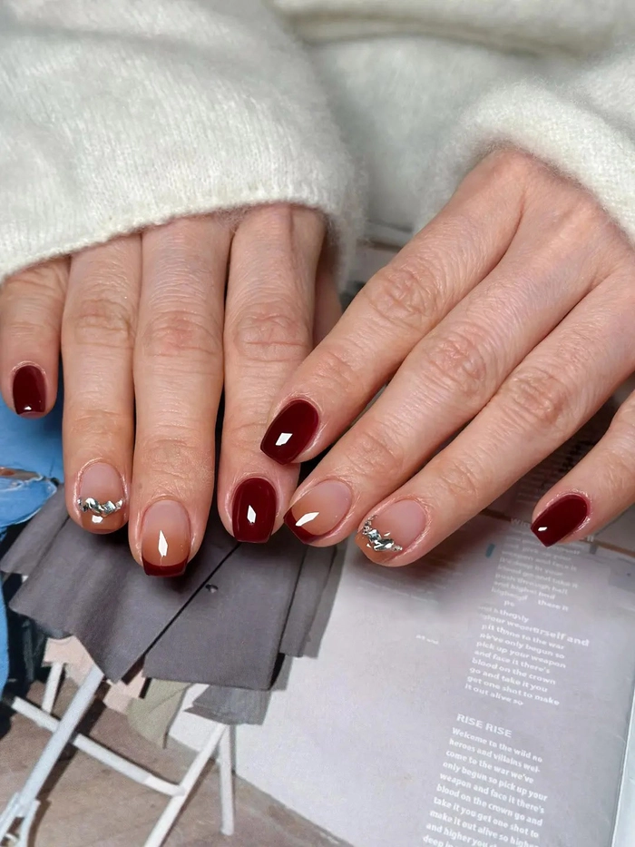 Mẫu nail cho người trung niên đính đá nhẹ nhàng
