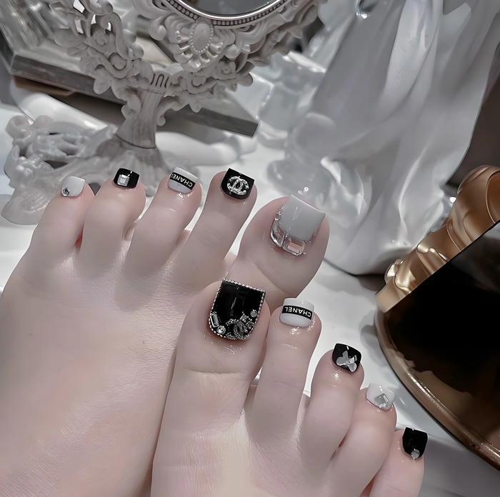 Mẫu nail đen đính đá ngón cái
