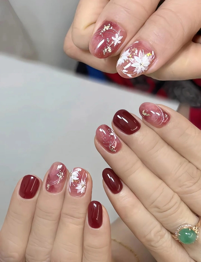Mẫu nail đơn giản cho người lớn tuổi nền hồng