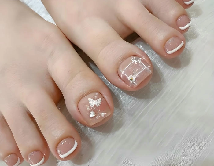 Mẫu nail fen đầu móng chân tối giản