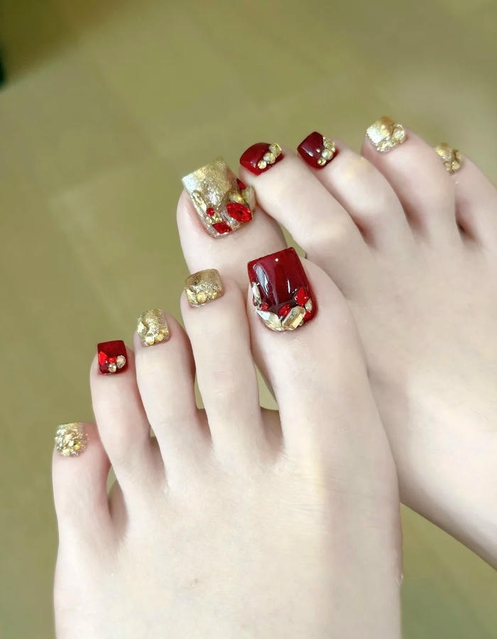Mẫu sơn móng chân Chanel với màu nude nhẹ nhàng