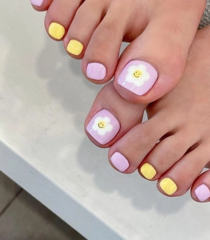 Mẫu vẽ hoa nail chân màu hồng pastel