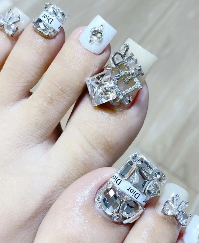Móng chân đẹp Dior đính charm
