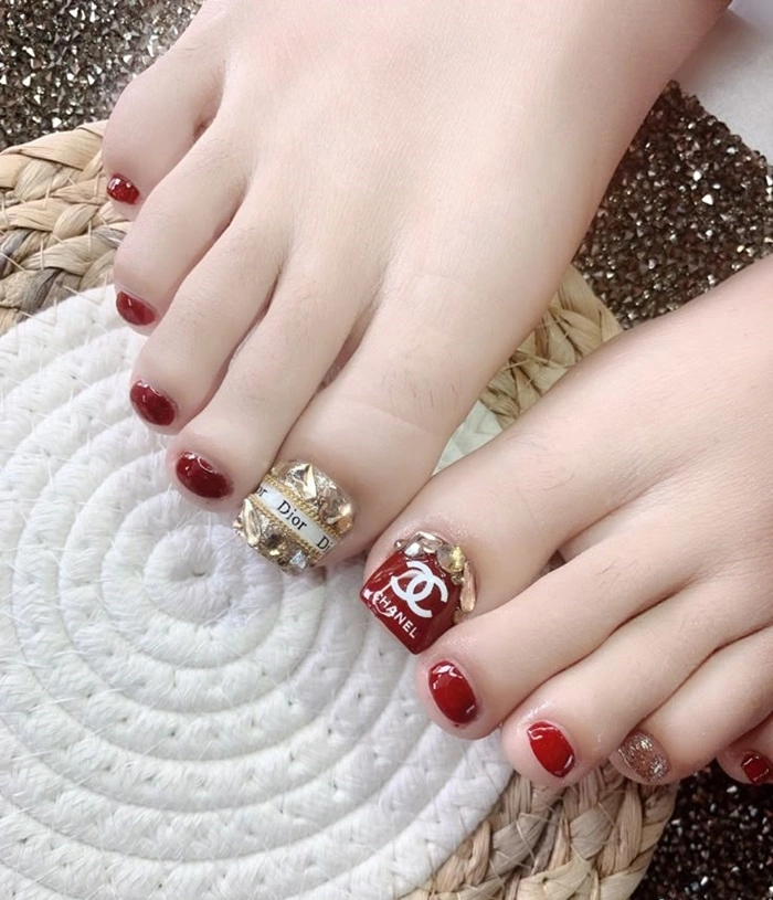 Móng chân đẹp Dior đính đá