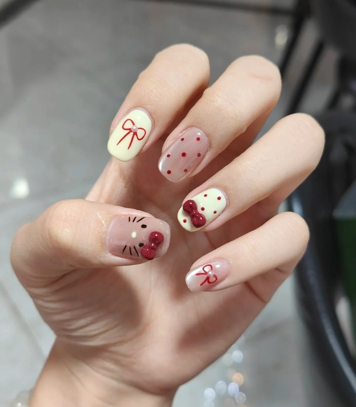 Nail art Hello Kitty cho móng ngắn